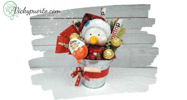 muñeco de nieve de goma eva con bombones en un cubo