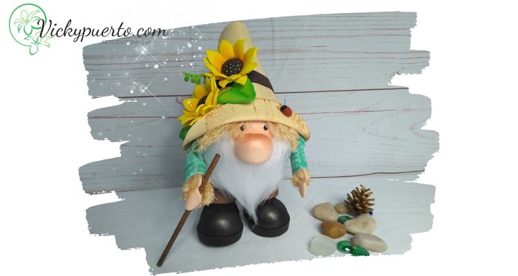 Gnomo espantapájaros en goma eva